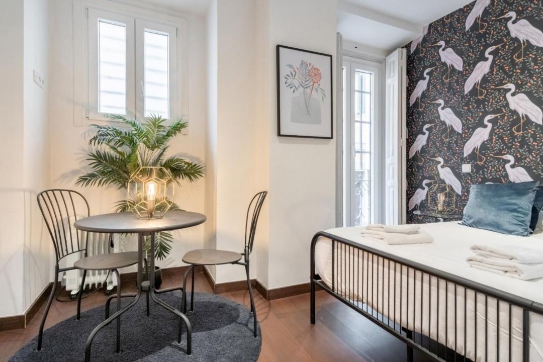 2 Bedrooms 2 Bathrooms Furnished - Malasana - Bright Stylish - Mintystay マドリード エクステリア 写真