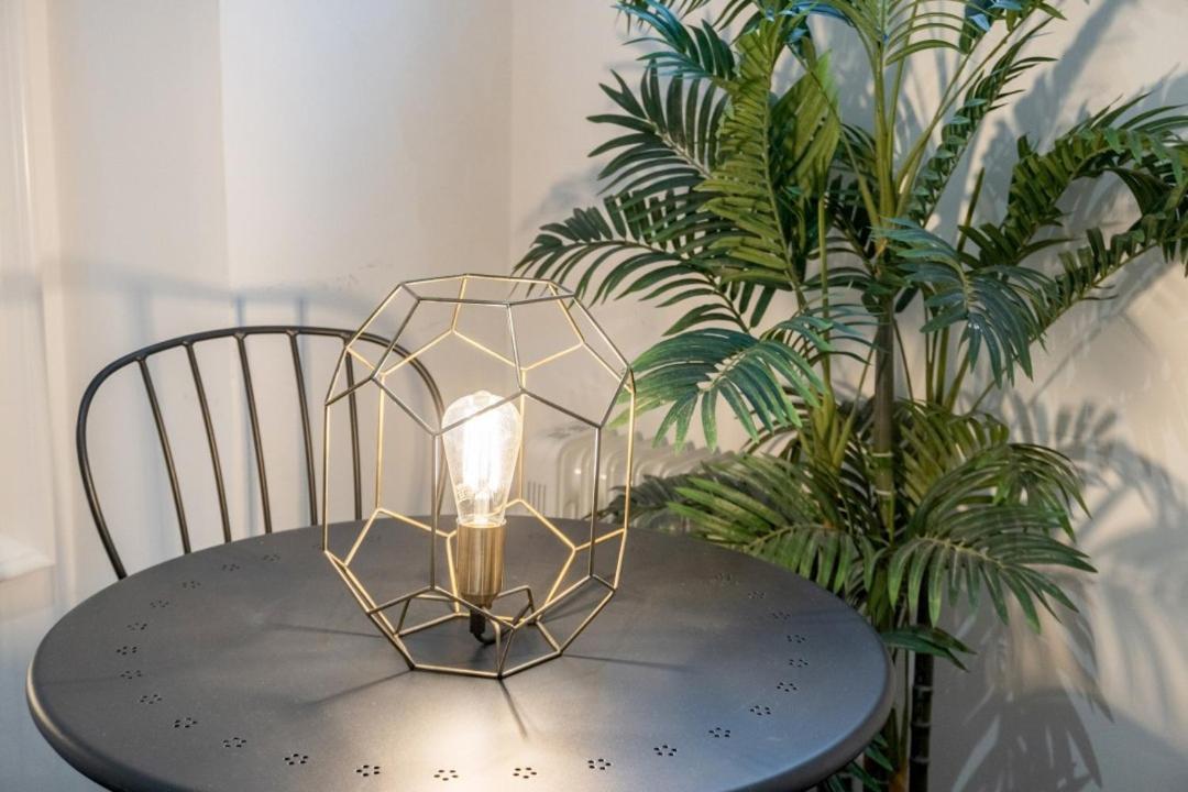 2 Bedrooms 2 Bathrooms Furnished - Malasana - Bright Stylish - Mintystay マドリード エクステリア 写真