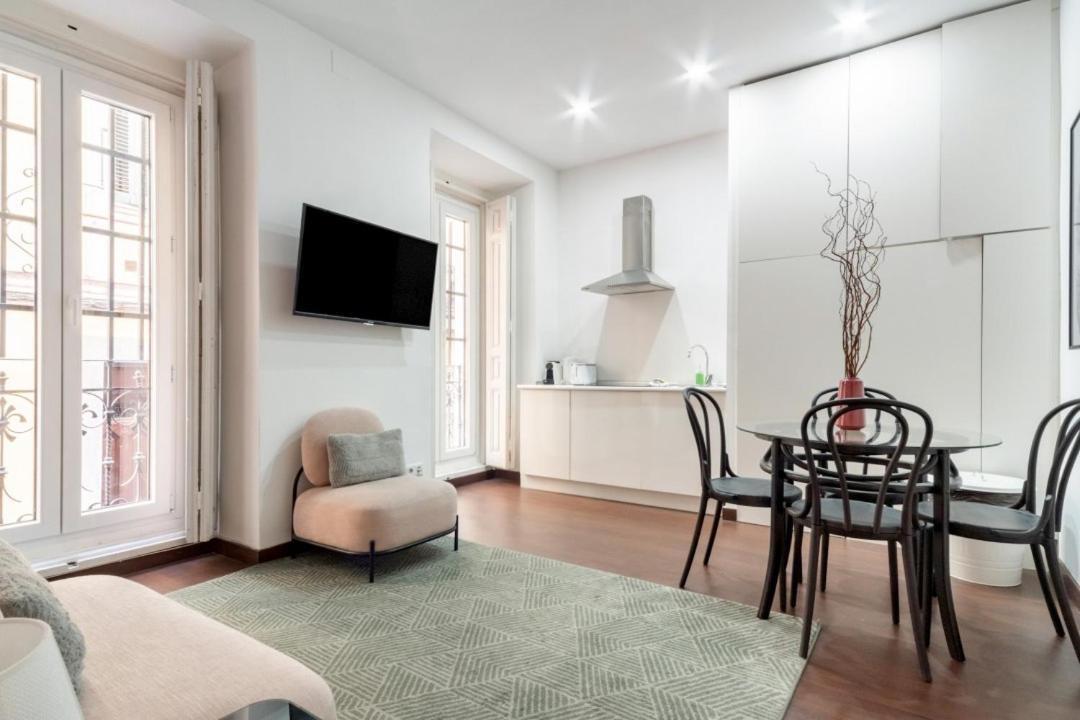 2 Bedrooms 2 Bathrooms Furnished - Malasana - Bright Stylish - Mintystay マドリード エクステリア 写真